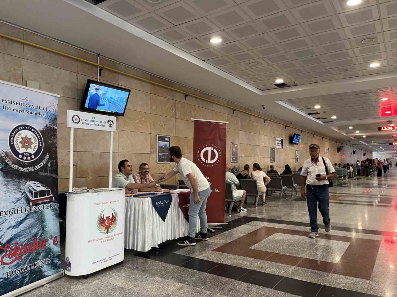 Eskişehir’e yeni ayak basan öğrencileri üniversite yetkilileri karşılıyor