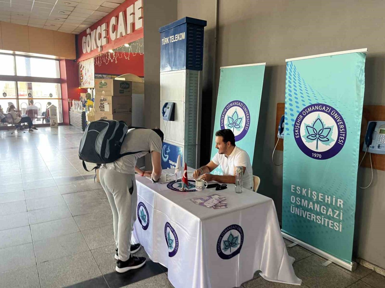 Eskişehir’e yeni ayak basan öğrencileri üniversite yetkilileri karşılıyor