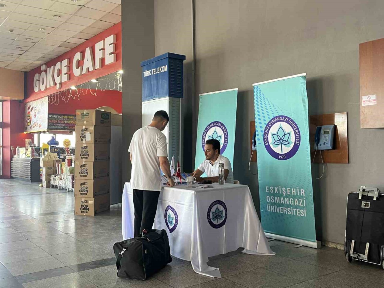 Eskişehir’e yeni ayak basan öğrencileri üniversite yetkilileri karşılıyor