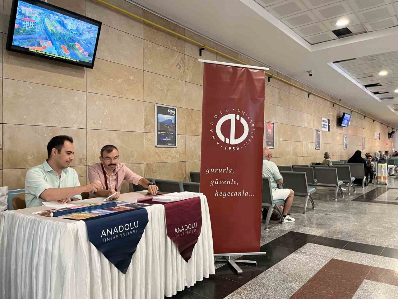 Eskişehir’e yeni ayak basan öğrencileri üniversite yetkilileri karşılıyor