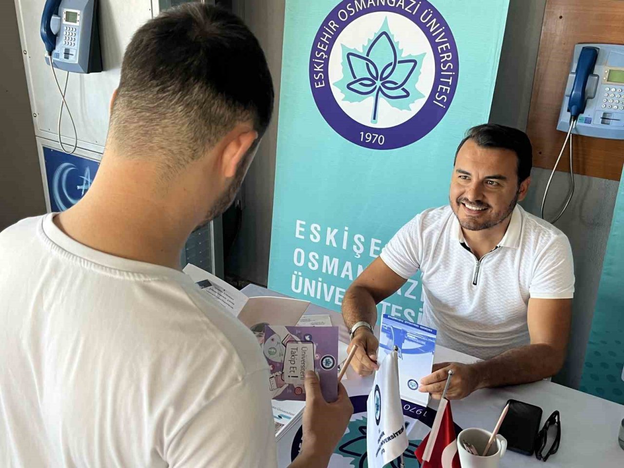 Eskişehir’e yeni ayak basan öğrencileri üniversite yetkilileri karşılıyor