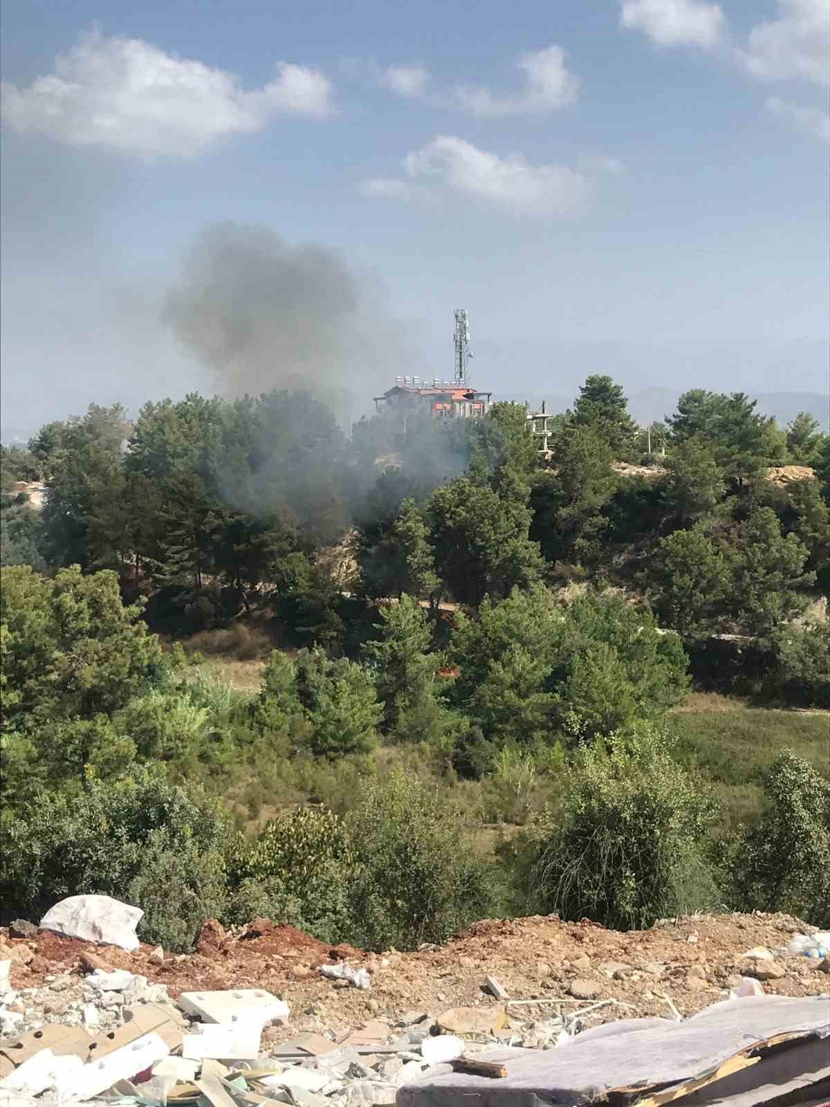 Manavgat’ta 30 dakika arayla iki ayrı noktada çıkan orman yangınları söndürüldü