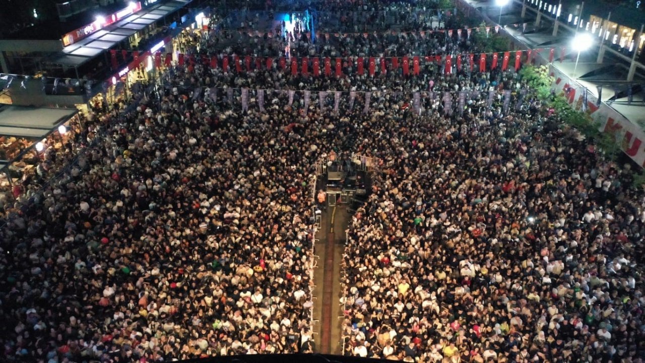 Aydın Büyükşehir Belediyesi’nin düzenlediği konsere binlerce Aydınlı katıldı