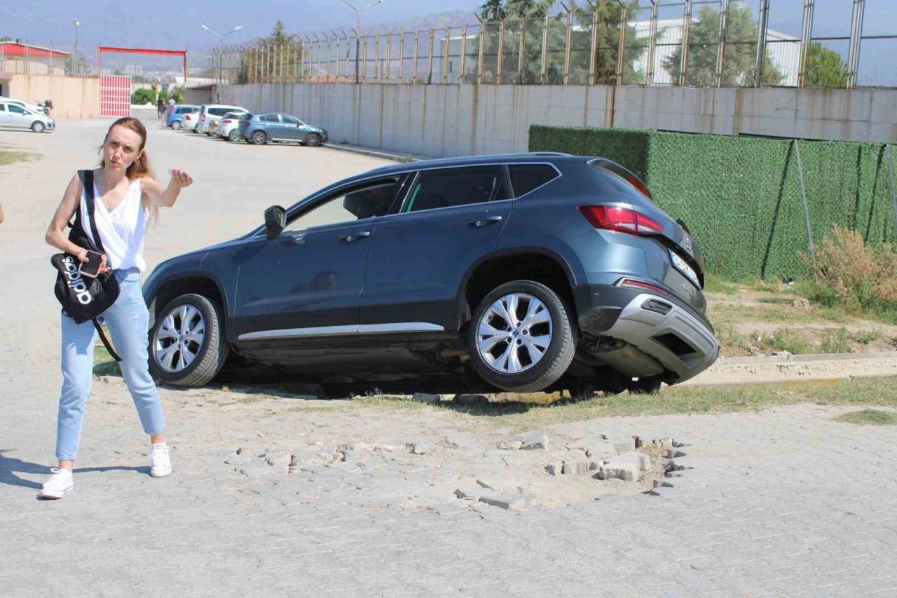 Direksiyon hakimiyetini kaybetti, aracıyla su kanalına düştü