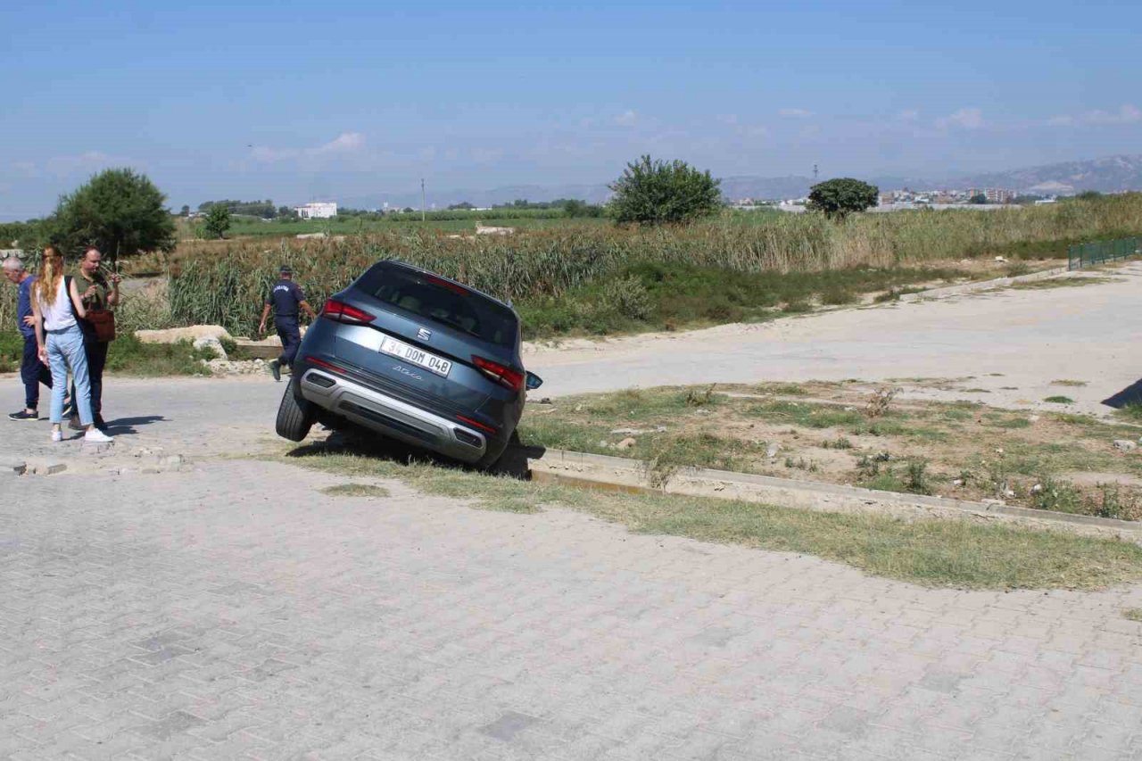 Direksiyon hakimiyetini kaybetti, aracıyla su kanalına düştü