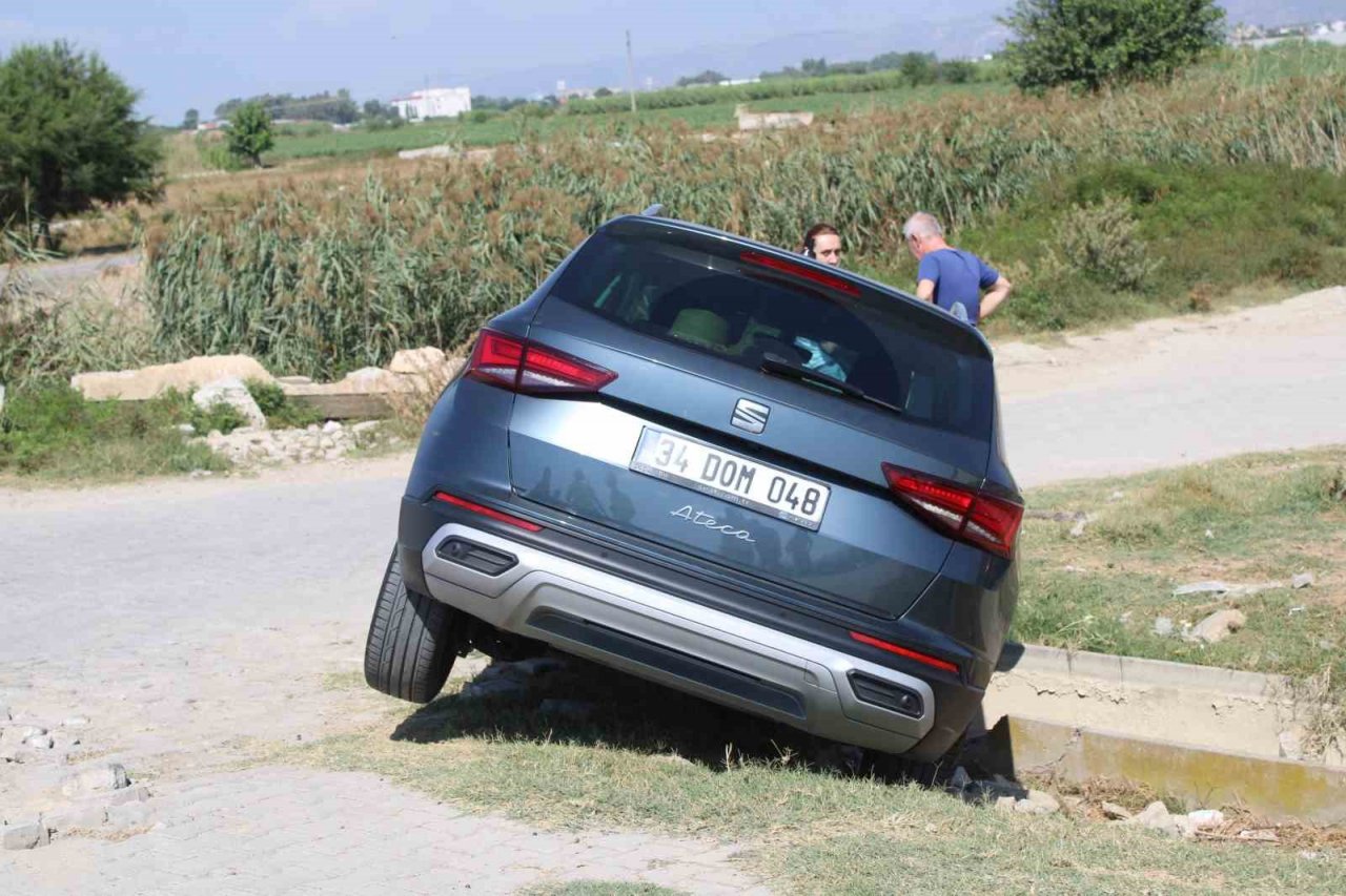 Direksiyon hakimiyetini kaybetti, aracıyla su kanalına düştü