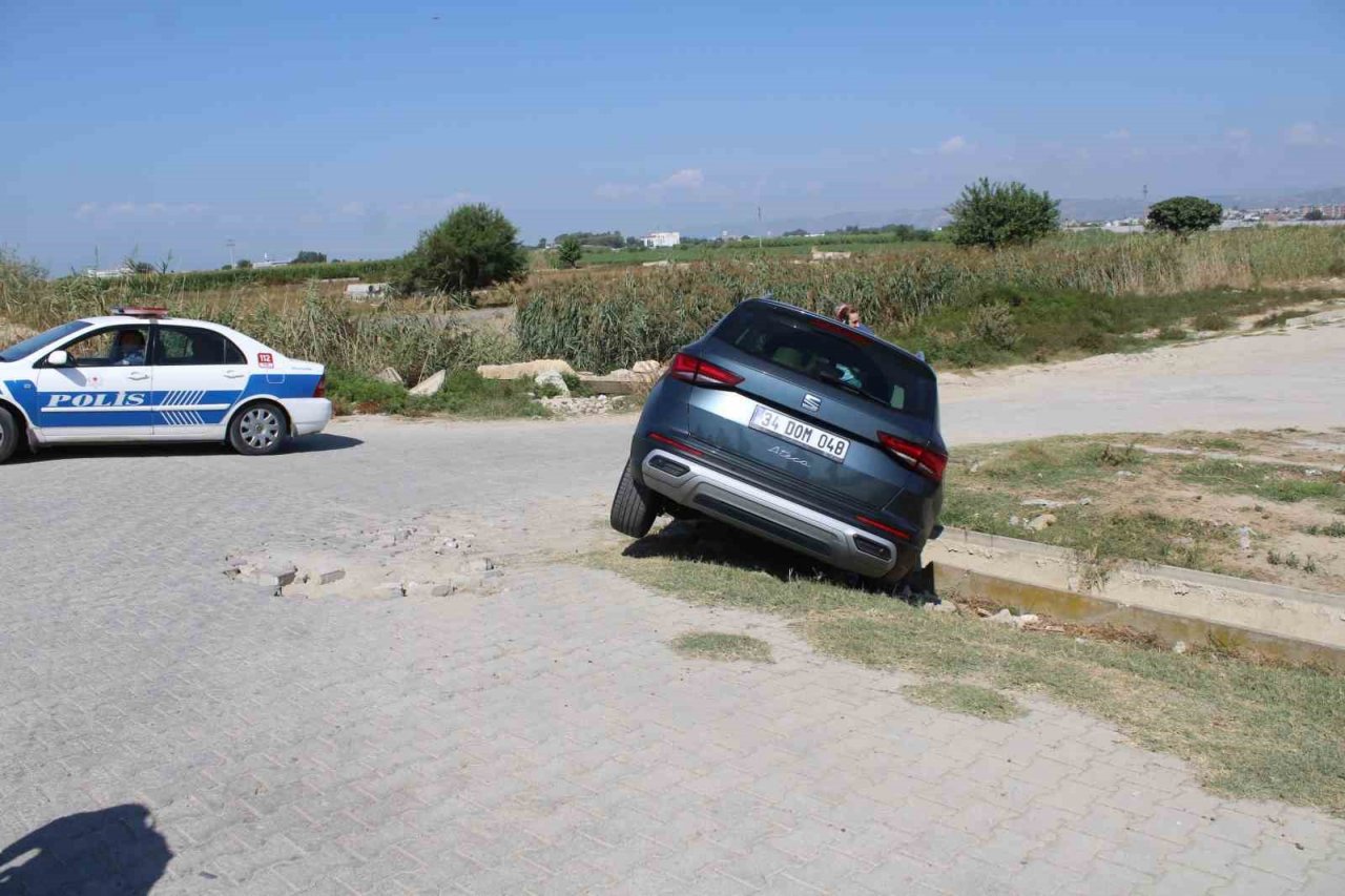Direksiyon hakimiyetini kaybetti, aracıyla su kanalına düştü