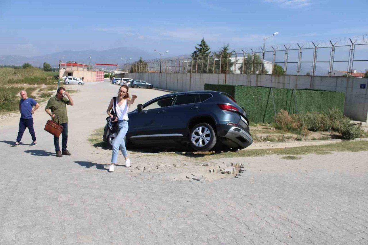 Direksiyon hakimiyetini kaybetti, aracıyla su kanalına düştü