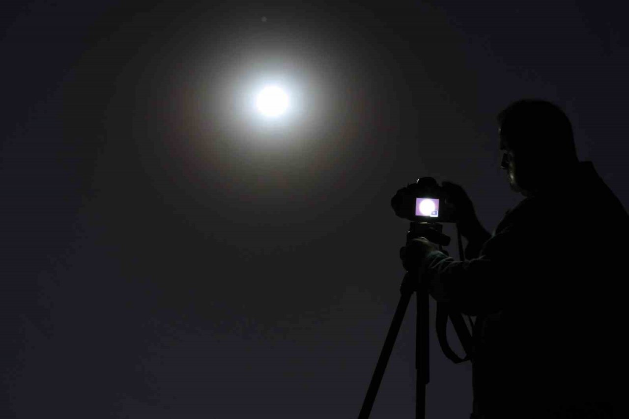 Süper ay şölen oluşturdu: Fotoğraf tutkunları akın etti