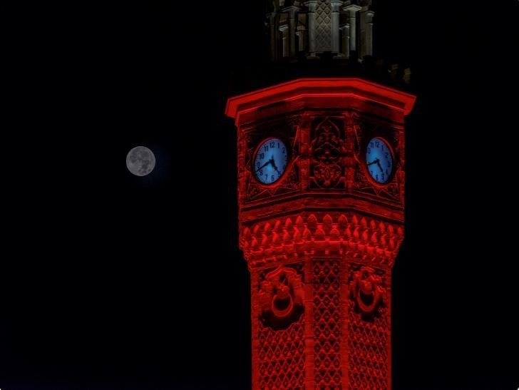 İzmir’de “Mavi Ay” seyirlik manzara oluşturdu