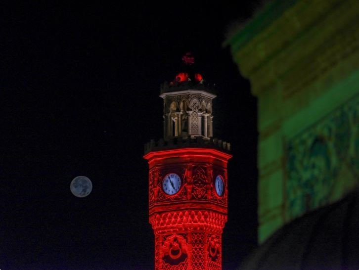 İzmir’de “Mavi Ay” seyirlik manzara oluşturdu