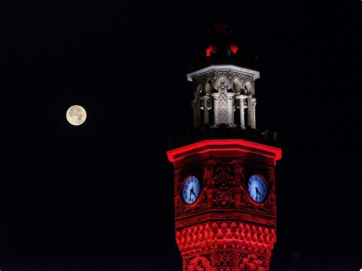 İzmir’de “Mavi Ay” seyirlik manzara oluşturdu