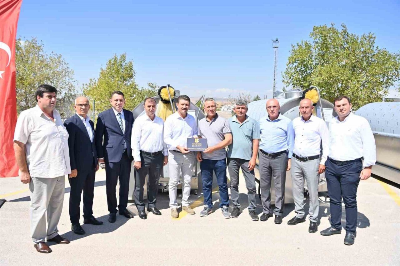 Balıkesir Büyükşehir’den üreticilere süt soğutma tankı desteği