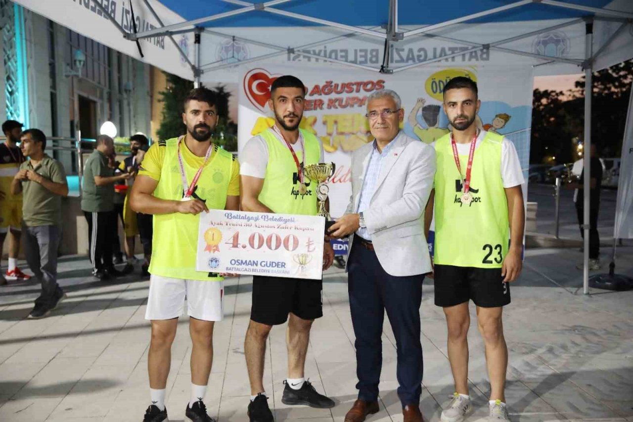 Battalgazi’deki ayak tenisi turnuvasının finali yapıldı