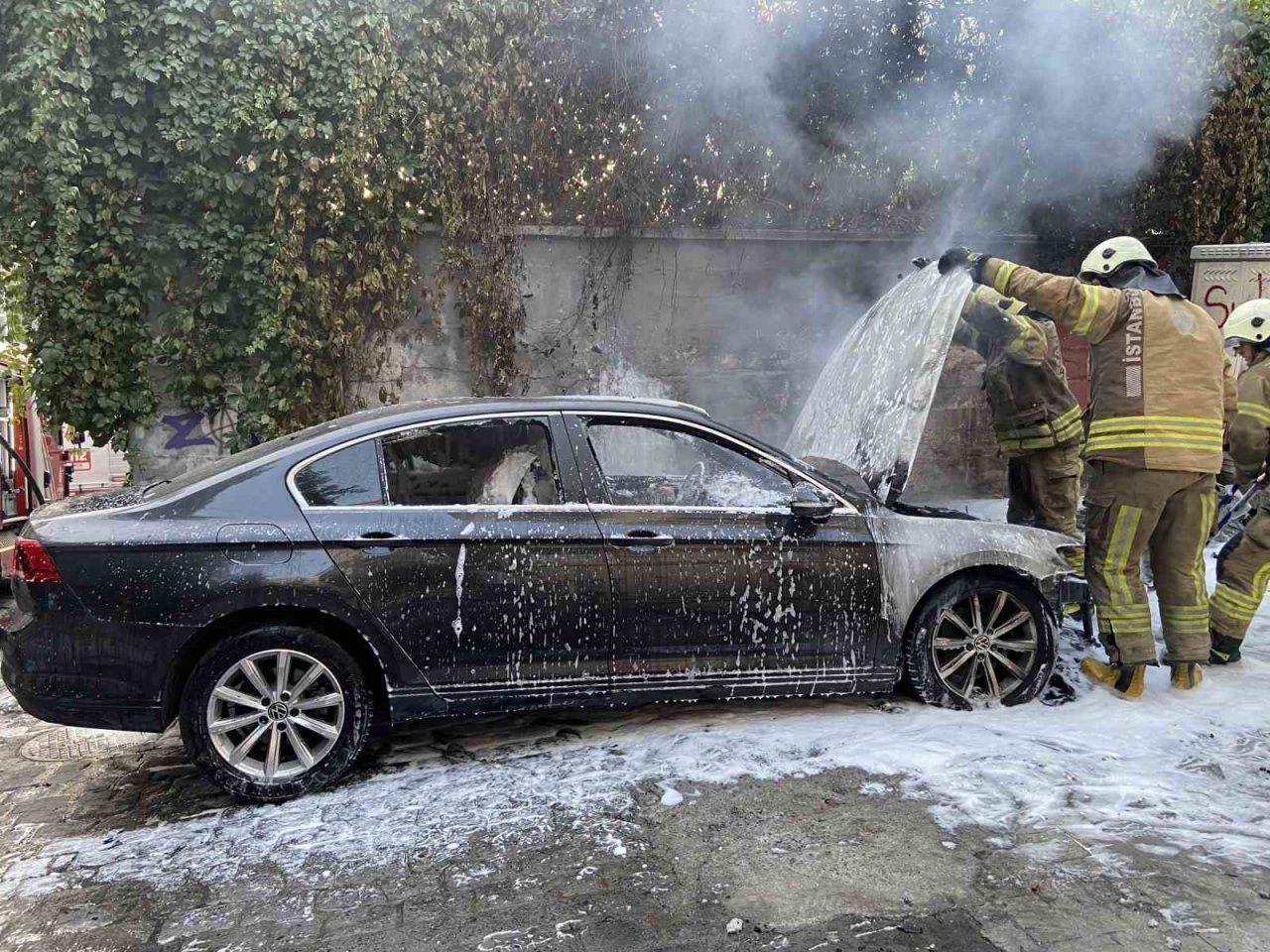 Beyoğlu’nda park halindeki otomobil alev alev yandı