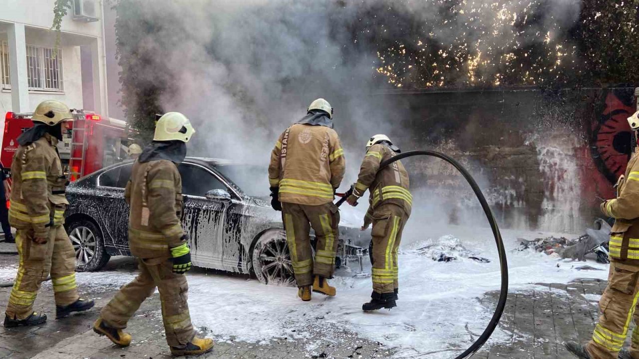 Beyoğlu’nda park halindeki otomobil alev alev yandı