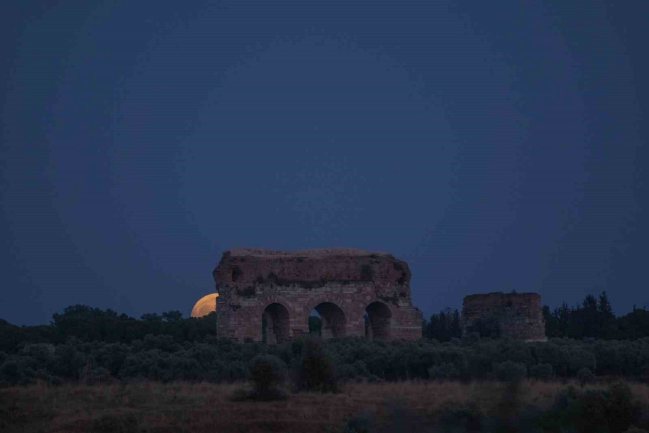 Tralles ile birleşen Mavi Ay, görsel şölen oluşturdu