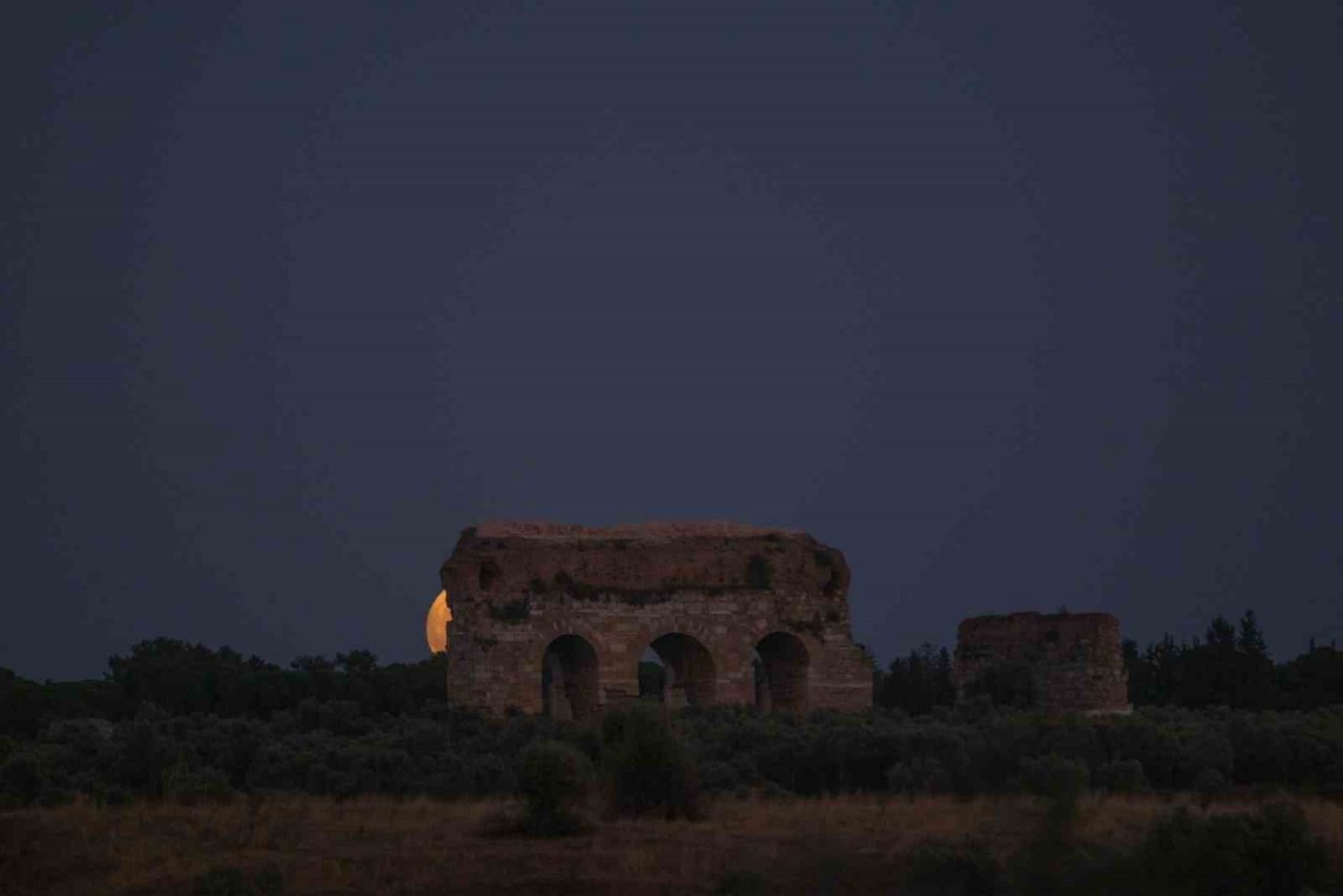 Tralles ile birleşen Mavi Ay, görsel şölen oluşturdu
