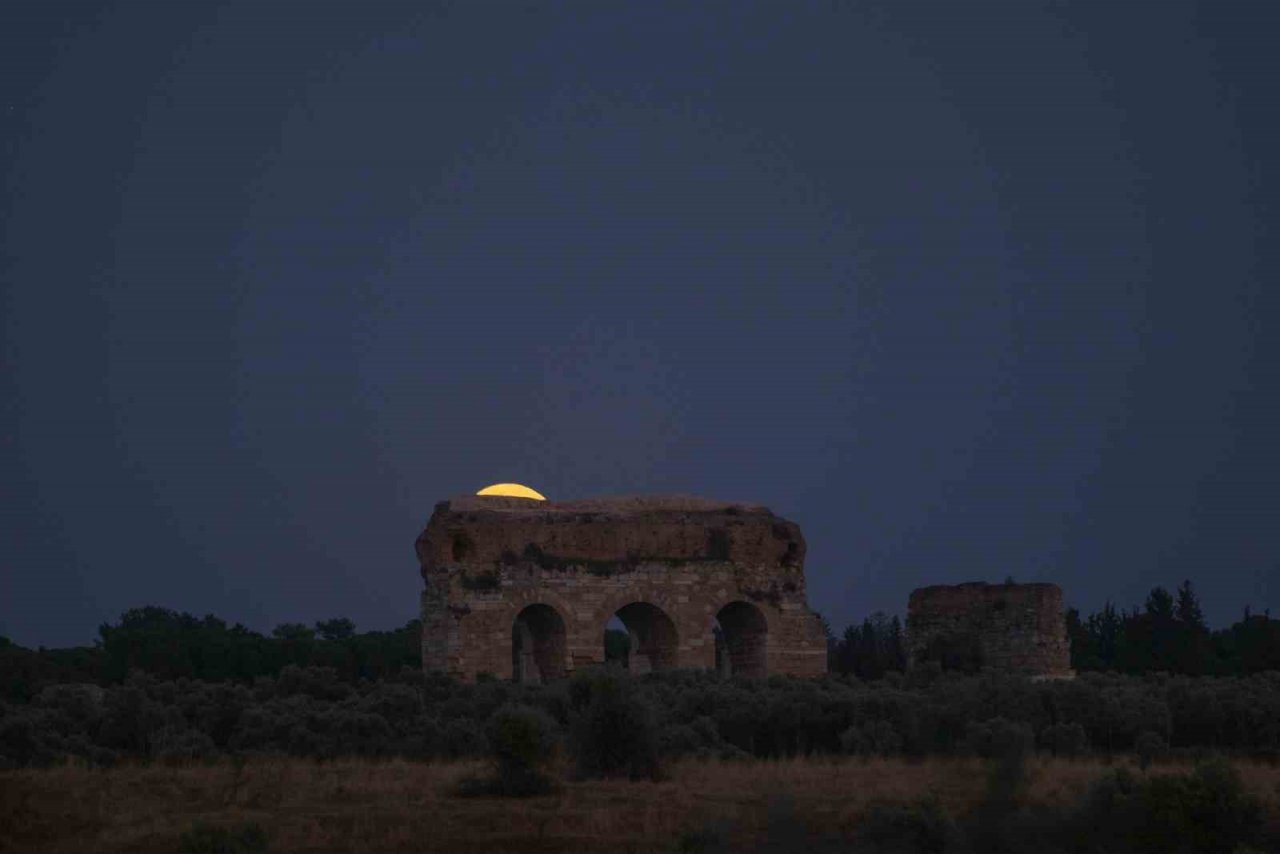 Tralles ile birleşen Mavi Ay, görsel şölen oluşturdu