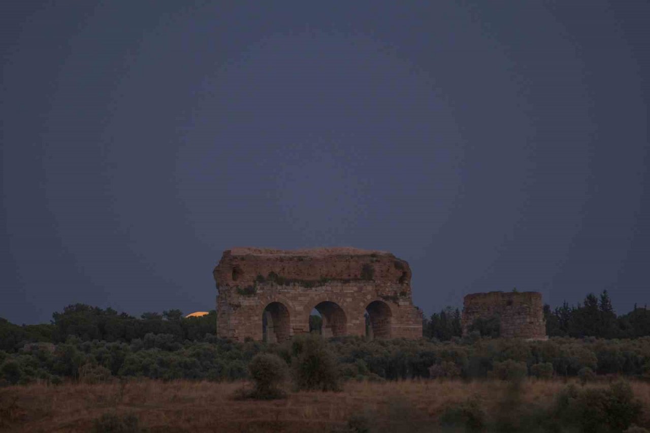 Tralles ile birleşen Mavi Ay, görsel şölen oluşturdu