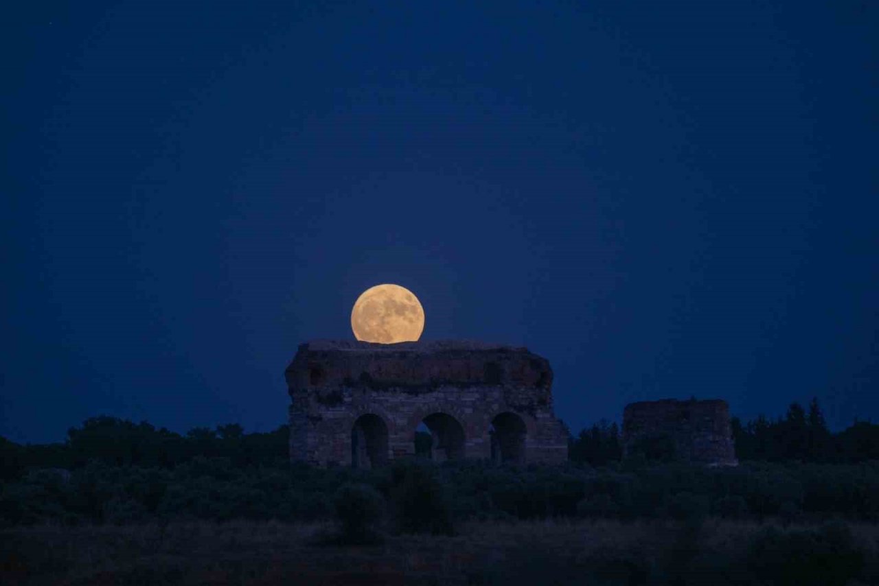 Tralles ile birleşen Mavi Ay, görsel şölen oluşturdu