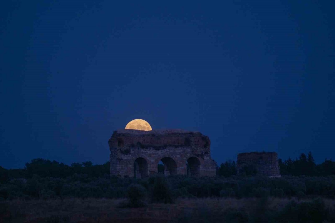 Tralles ile birleşen Mavi Ay, görsel şölen oluşturdu