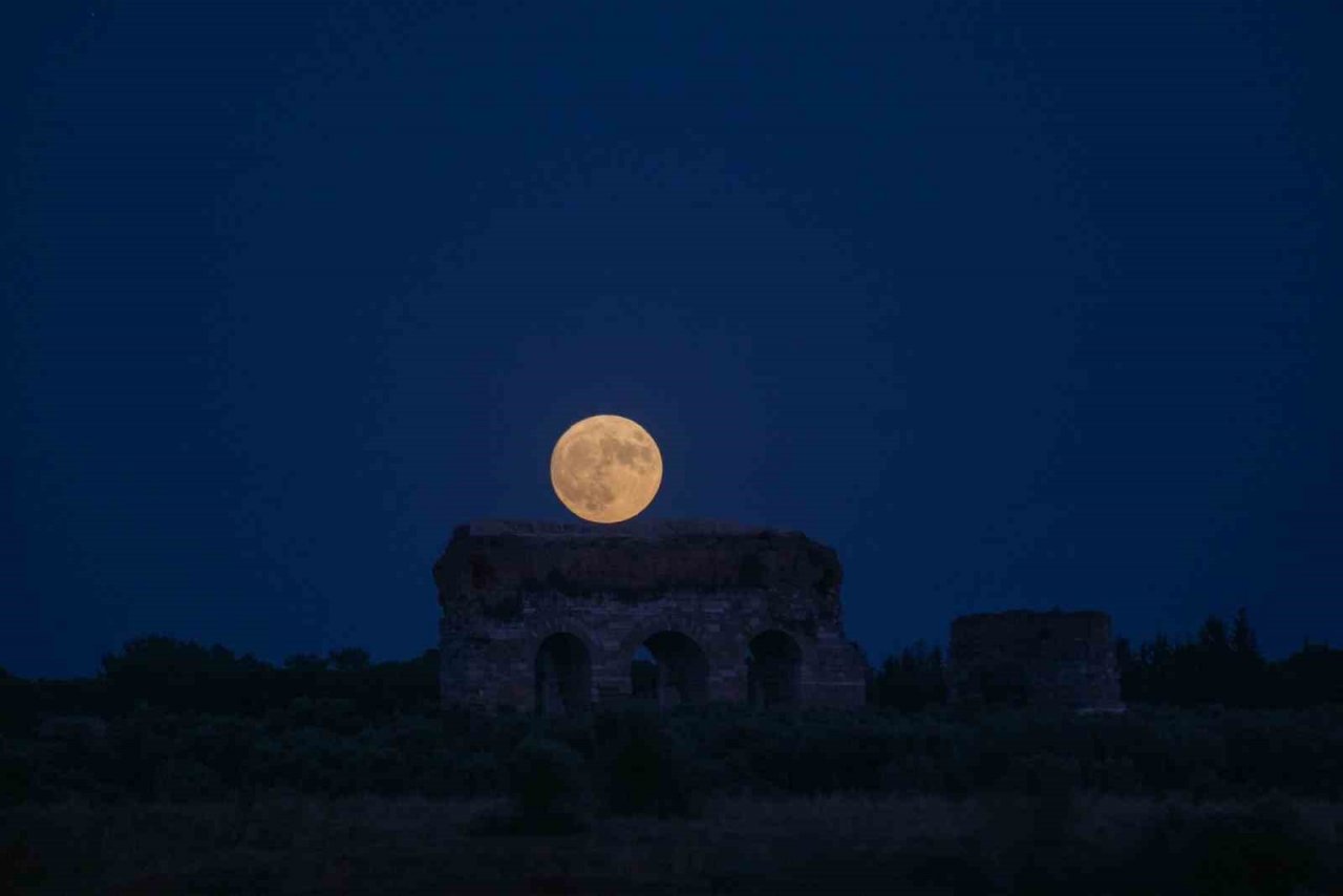 Tralles ile birleşen Mavi Ay, görsel şölen oluşturdu