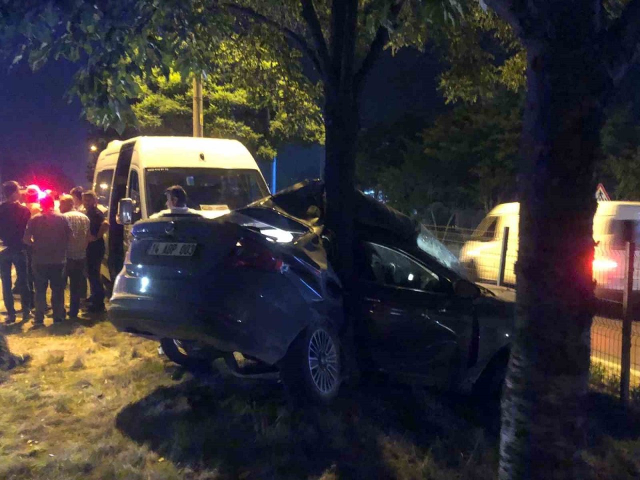 Kağıt gibi ezilen araçtan sağ çıktılar