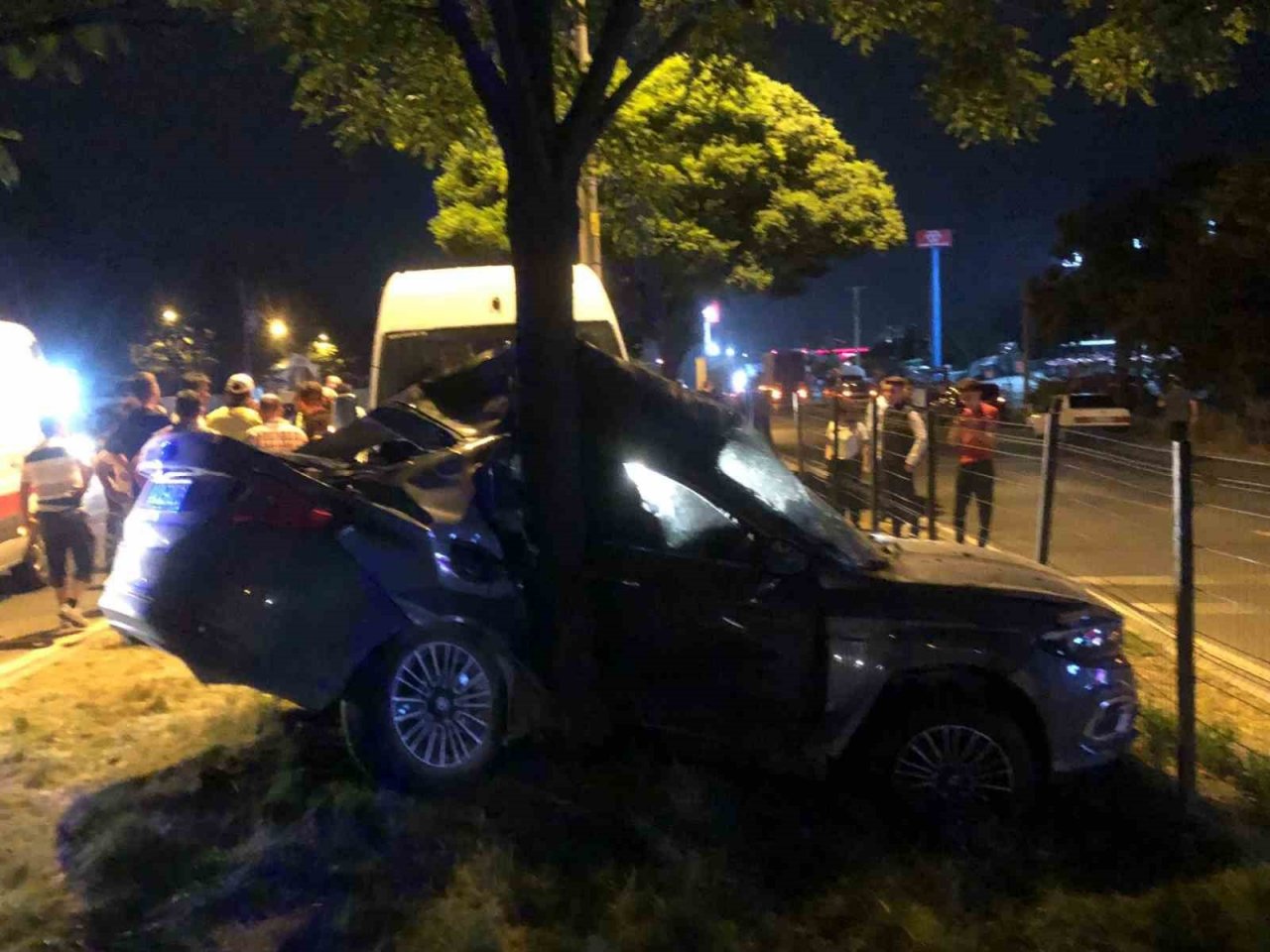 Kağıt gibi ezilen araçtan sağ çıktılar