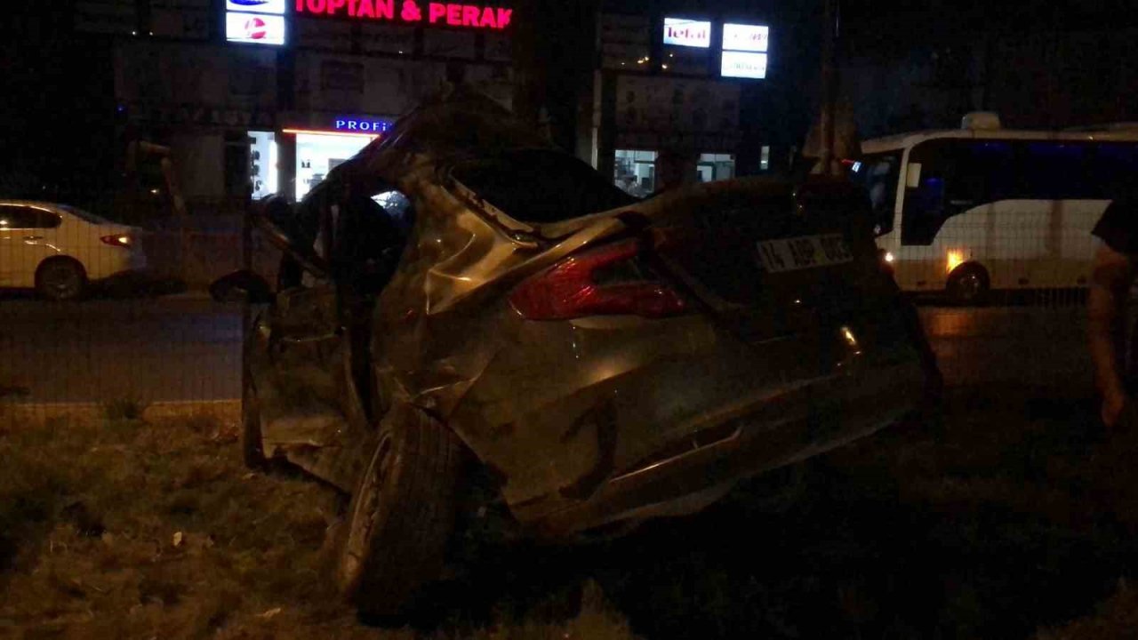 Kağıt gibi ezilen araçtan sağ çıktılar