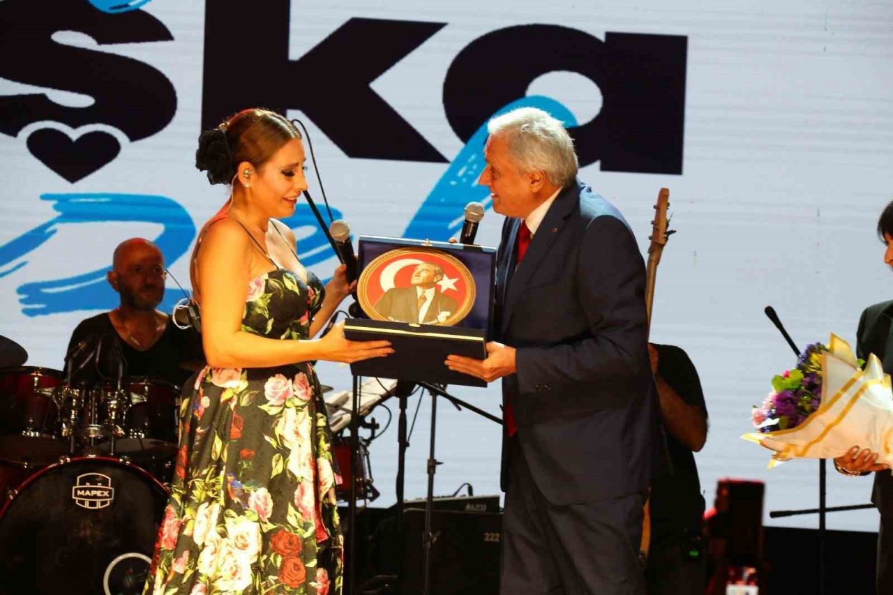 Bozüyük’te 30 Ağustos coşkusu Funda Arar ile yaşandı