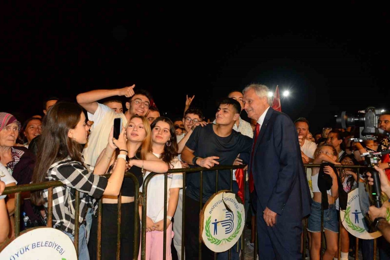 Bozüyük’te 30 Ağustos coşkusu Funda Arar ile yaşandı