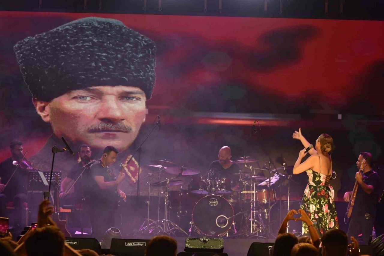 Bozüyük’te 30 Ağustos coşkusu Funda Arar ile yaşandı