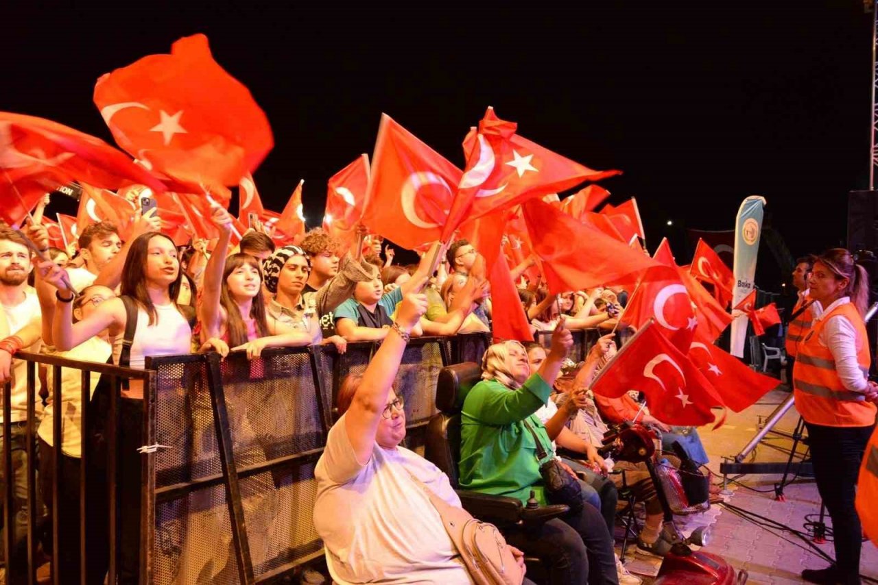 Bozüyük’te 30 Ağustos coşkusu Funda Arar ile yaşandı