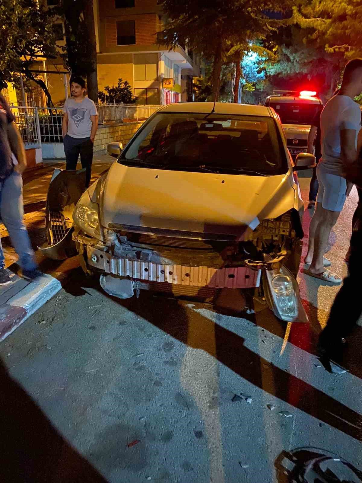 Direksiyon hakimiyetini kaybedip park halindeki araçlara çarptı, olay yerinden koşarak kaçtı