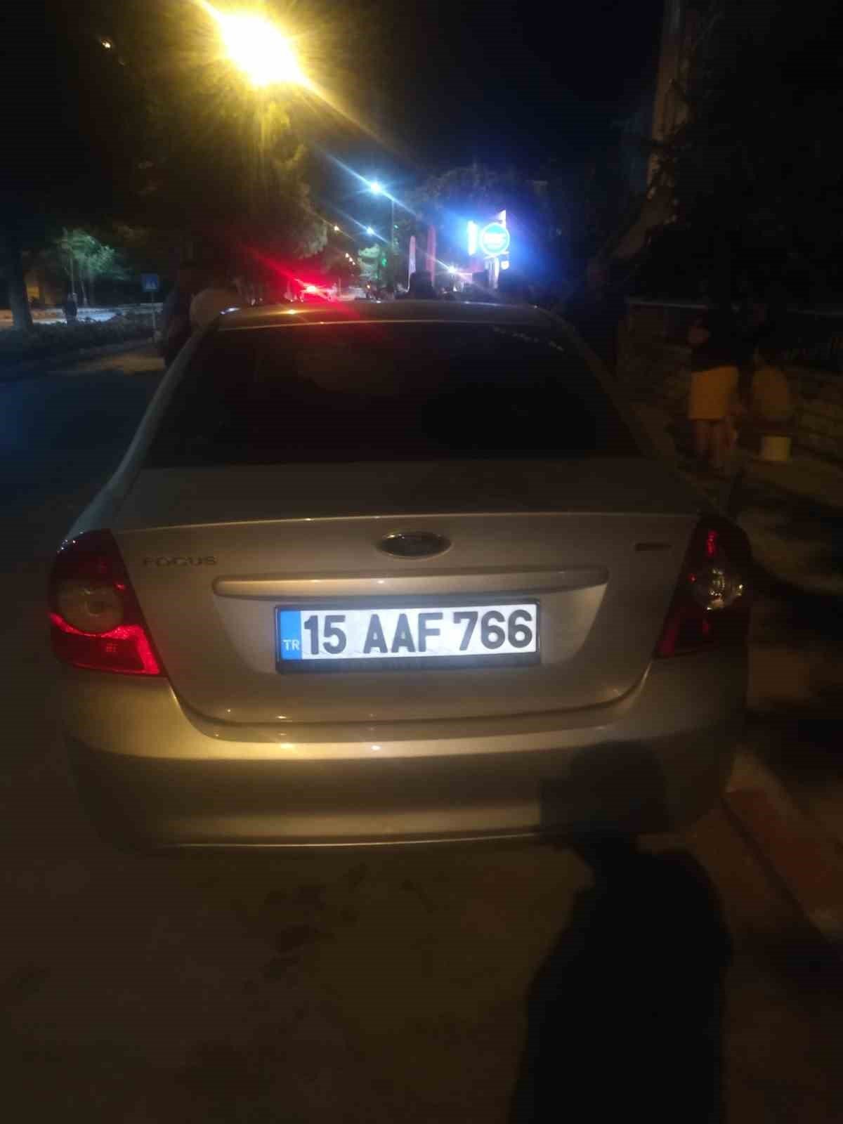 Direksiyon hakimiyetini kaybedip park halindeki araçlara çarptı, olay yerinden koşarak kaçtı