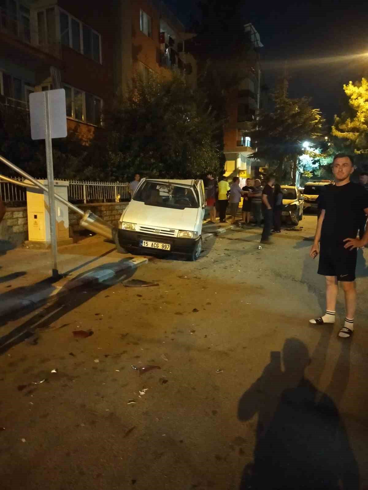 Direksiyon hakimiyetini kaybedip park halindeki araçlara çarptı, olay yerinden koşarak kaçtı