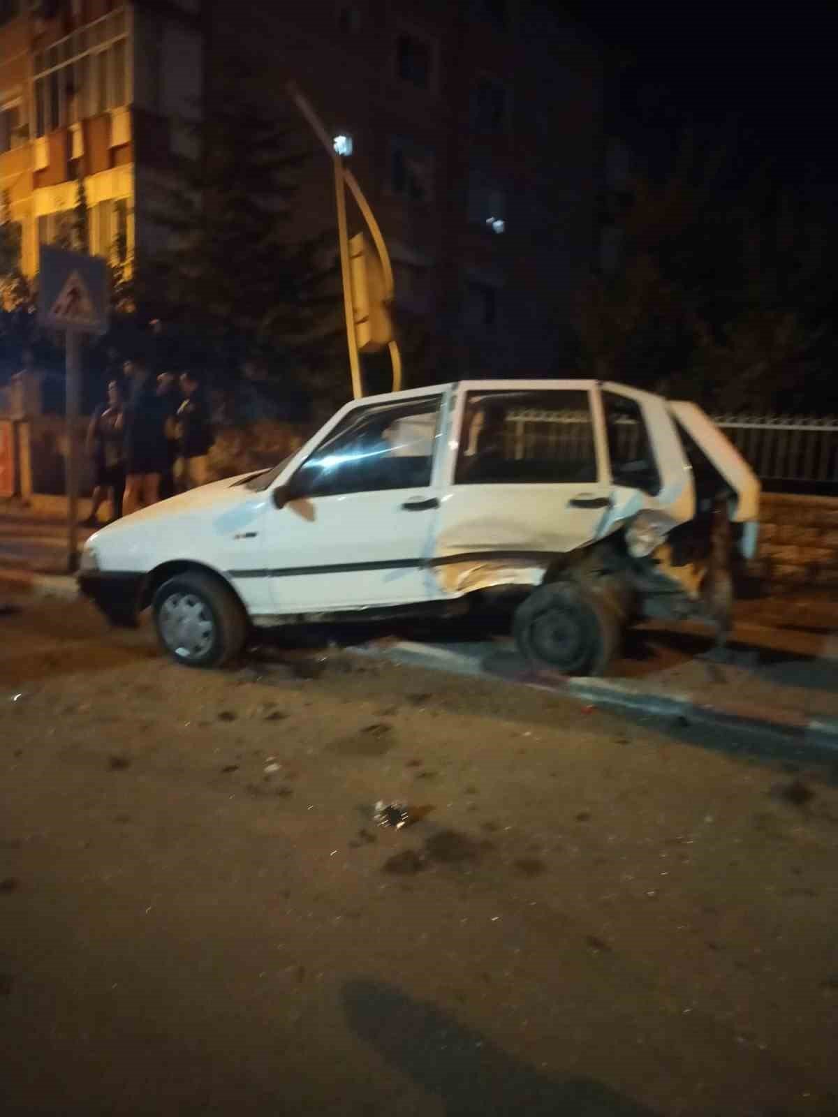 Direksiyon hakimiyetini kaybedip park halindeki araçlara çarptı, olay yerinden koşarak kaçtı