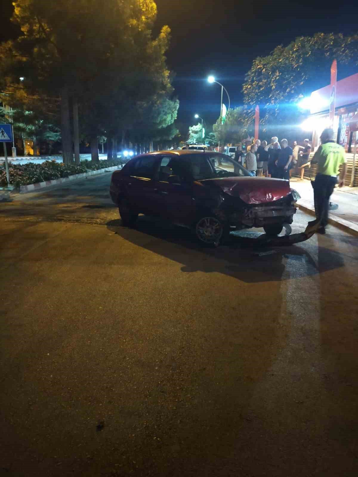 Direksiyon hakimiyetini kaybedip park halindeki araçlara çarptı, olay yerinden koşarak kaçtı