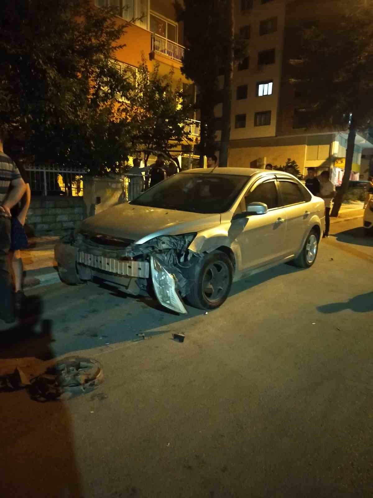 Direksiyon hakimiyetini kaybedip park halindeki araçlara çarptı, olay yerinden koşarak kaçtı