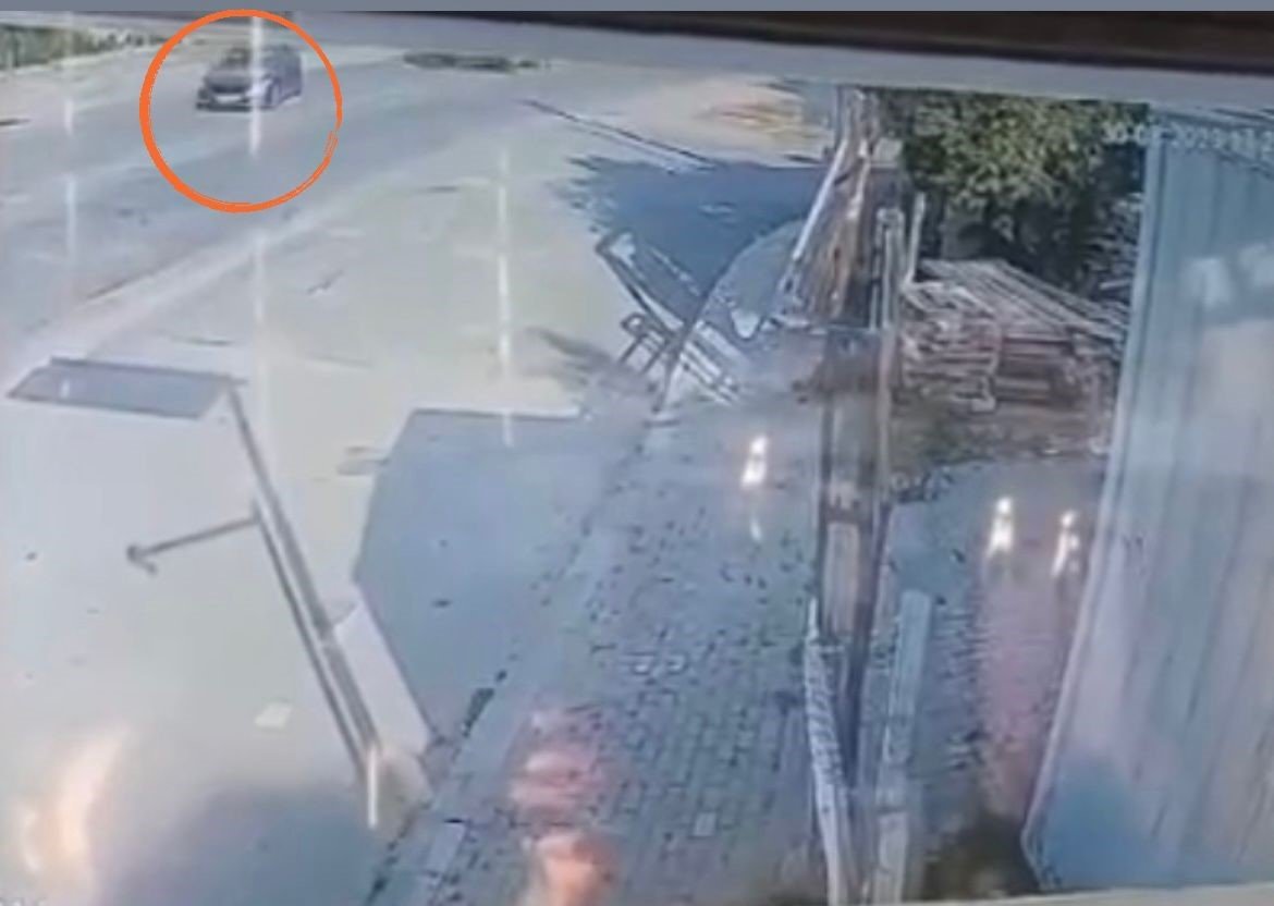 Hafriyat kamyonunun çarptığı otomobil böyle savruldu : 4 yaralı