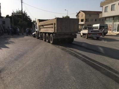 Hafriyat kamyonunun çarptığı otomobil böyle savruldu : 4 yaralı