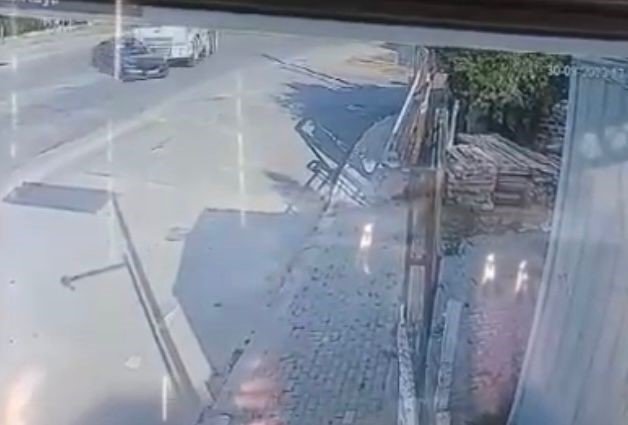 Hafriyat kamyonunun çarptığı otomobil böyle savruldu : 4 yaralı