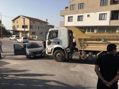 Hafriyat kamyonunun çarptığı otomobil böyle savruldu : 4 yaralı