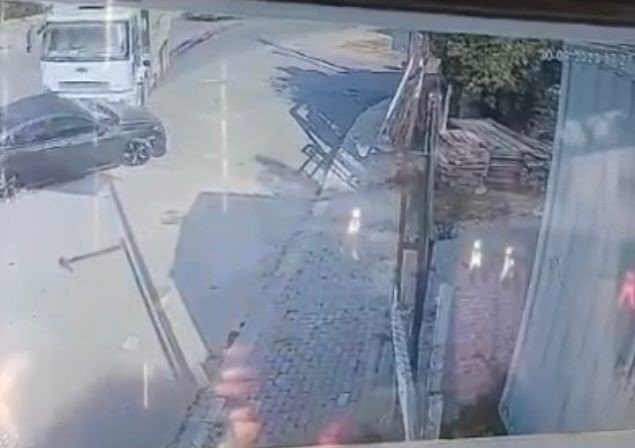 Hafriyat kamyonunun çarptığı otomobil böyle savruldu : 4 yaralı