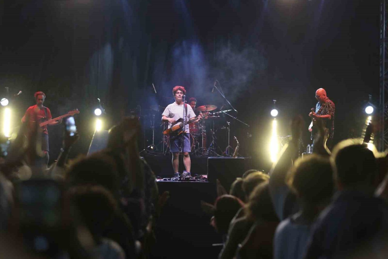 Pinhani Gemlik’te binlerce kişiyi coşturdu