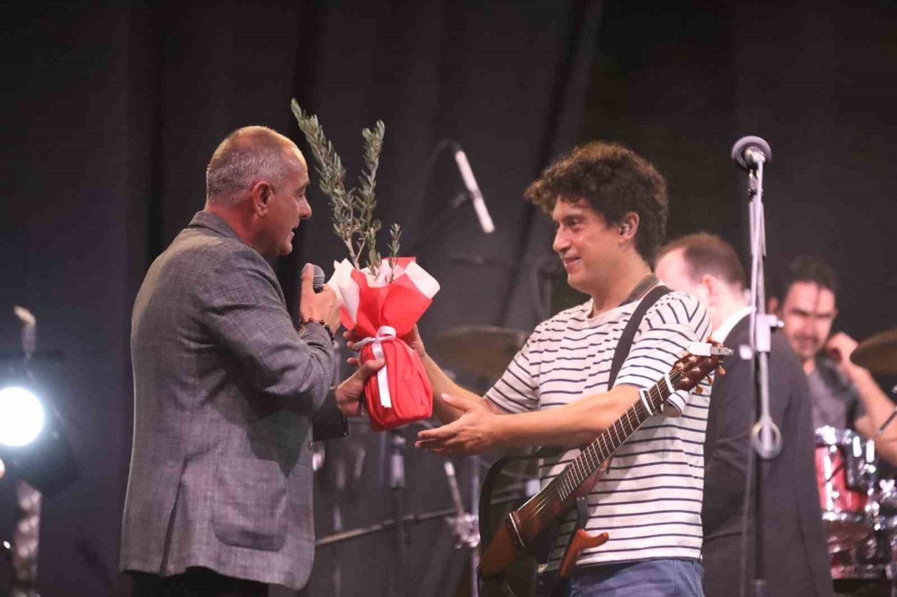 Pinhani Gemlik’te binlerce kişiyi coşturdu