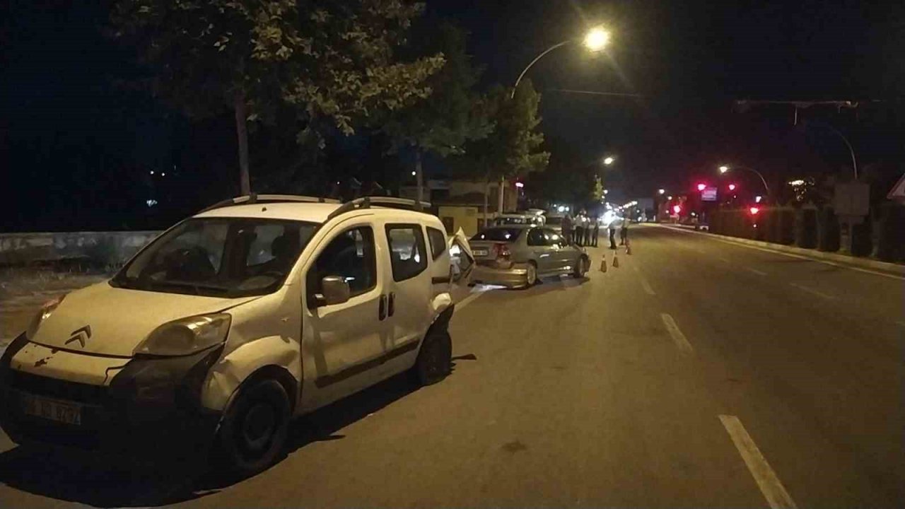 Otomobil, hafif ticari araca çarptı: 1 yaralı