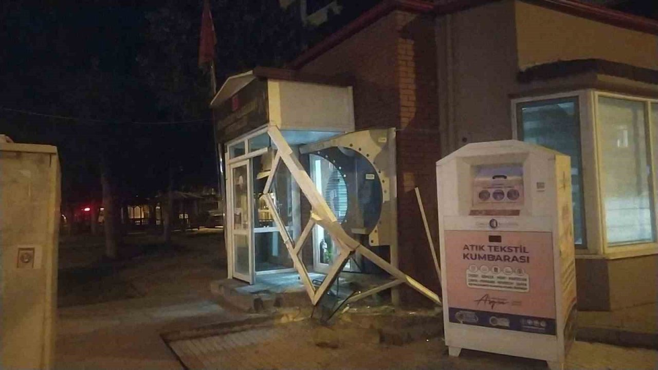 Kontrolden çıkan otomobil muhtarlık binasına çarptı