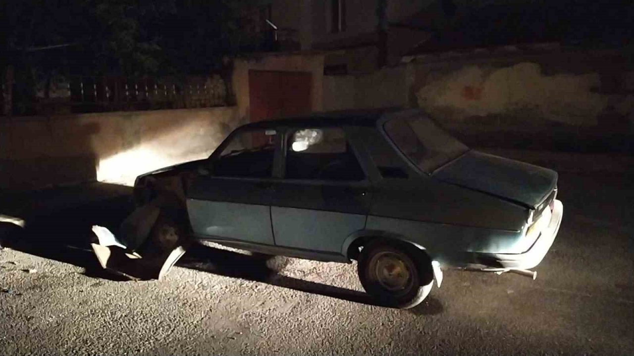 Kontrolden çıkan otomobil muhtarlık binasına çarptı